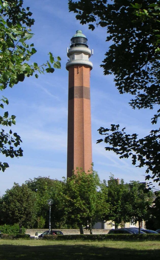 (c) https://fr.wikipedia.org/wiki/Phare_de_la_Canche#/media/Fichier:Le_Touquet-Paris-Plage_-_Le_phare_de_la_Canche.jpg